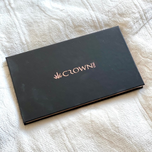 NWOT Crown eye shadow palette - Picture 2 of 3